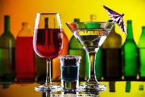 無(wú)酒精飲料市場(chǎng)動(dòng)態(tài) 喜力新廣告、怡泉推減糖版，專家警示能量飲料與酒精混合風(fēng)險(xiǎn)
